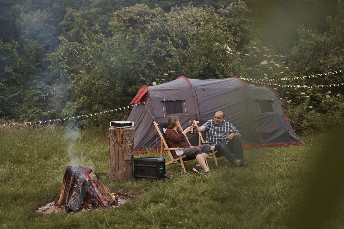 Powerstation beim Camping am Lagerfeuer