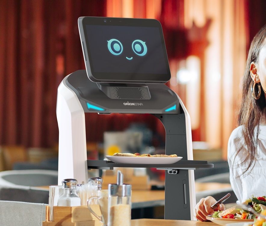 Serviceroboter „LuckiBot Pro“ im Restaurant